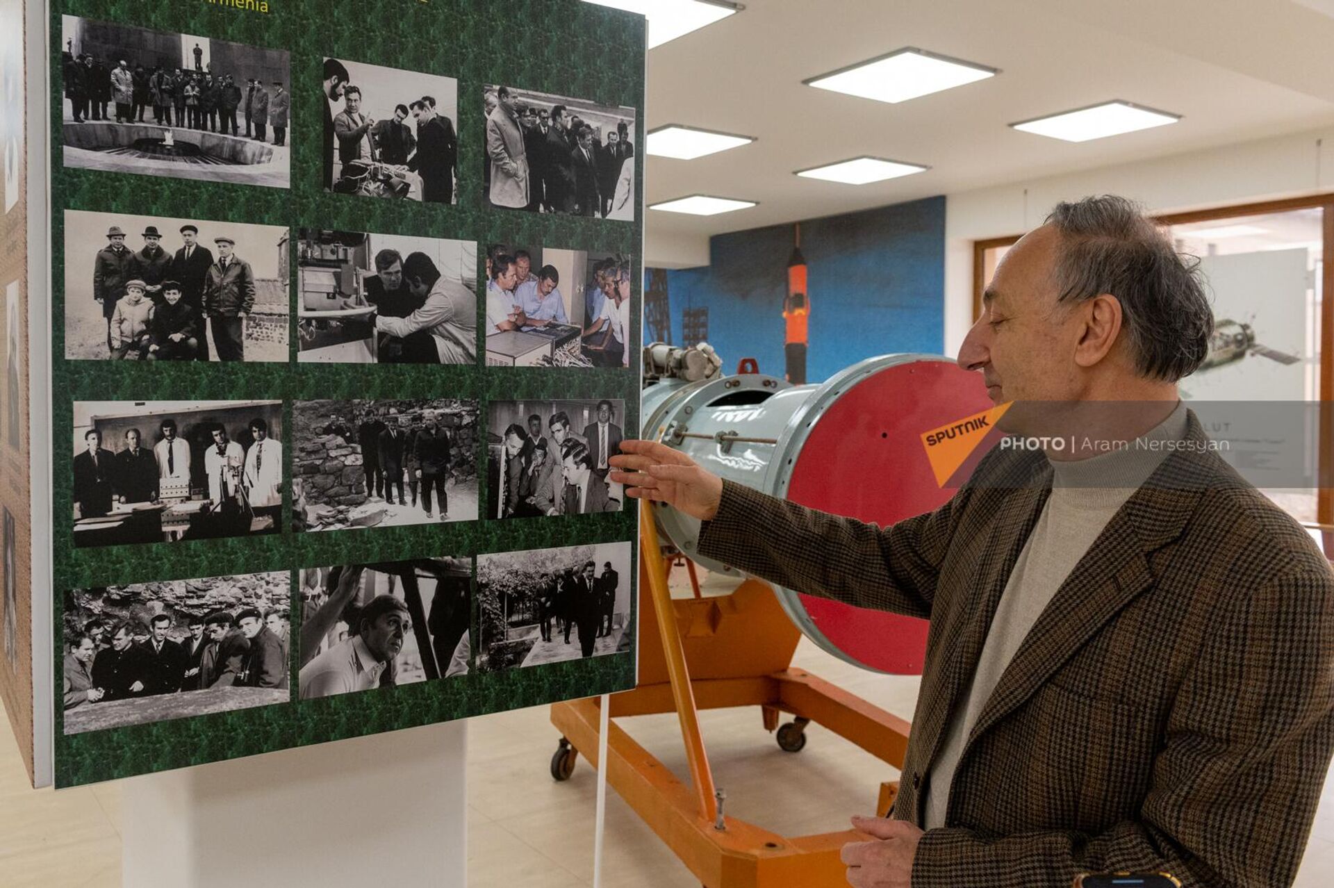 Директор Музея космоса, сын Григора Гурзадяна Ваагн показывает архивные фотографии Музея - Sputnik Армения, 1920, 11.04.2023