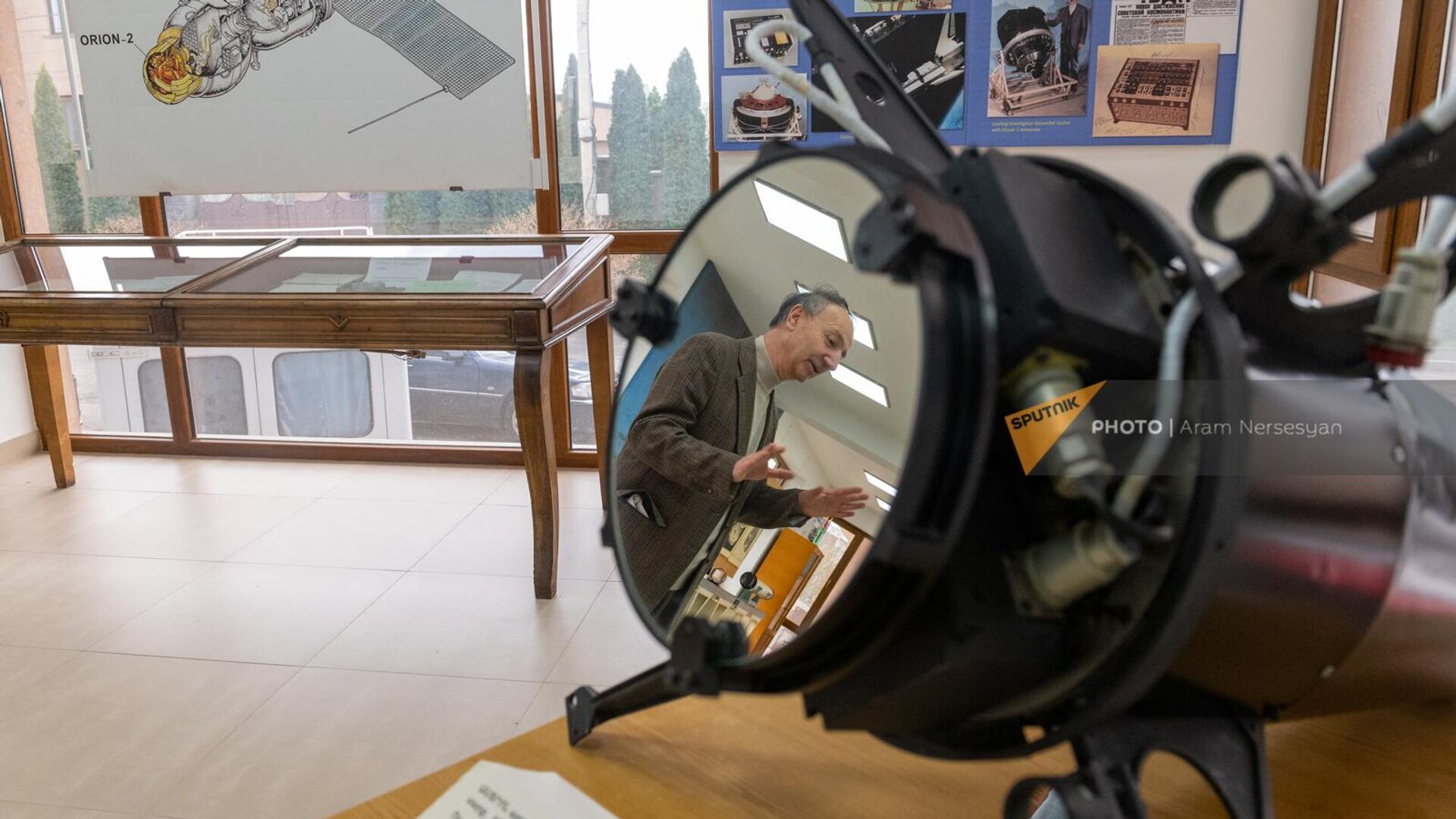 Отражение директора Музея космоса, сына Григора Гурзадяна Ваагна в приборе фокусировки с точной стабилизацией спутника Астрон - Sputnik Армения, 1920, 12.04.2023