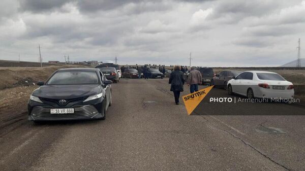 Родственники военнослужащих перекрыли дорогу Бавра Гюмри (11 апреля 2023). Ширак - Sputnik Արմենիա