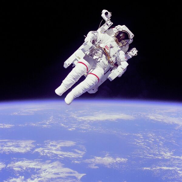 Астронавт Брюс МакКэндлесс II во время выхода в открытый космос в нескольких метрах от кабины космического корабля &quot;Челленджер&quot;.Он выполняет этот выход в открытый космос, не будучи привязанным к шаттлу - Sputnik Армения