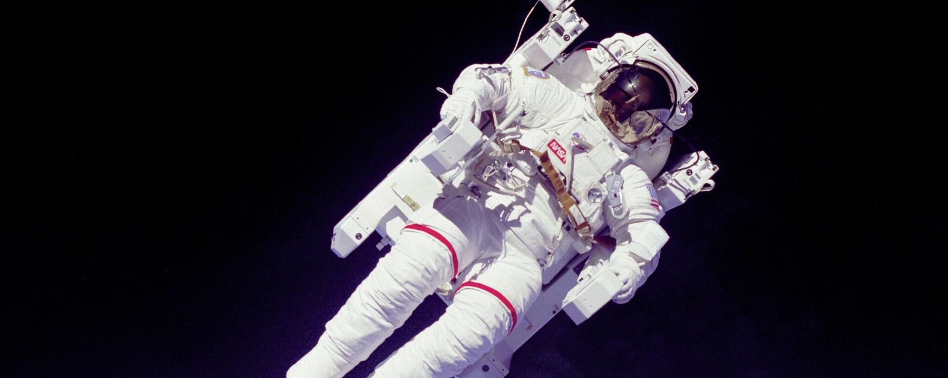 Астронавт Брюс Маккэндлесс совершает выход в открытый космос с использованием MMU  - Sputnik Армения, 1920, 12.04.2023