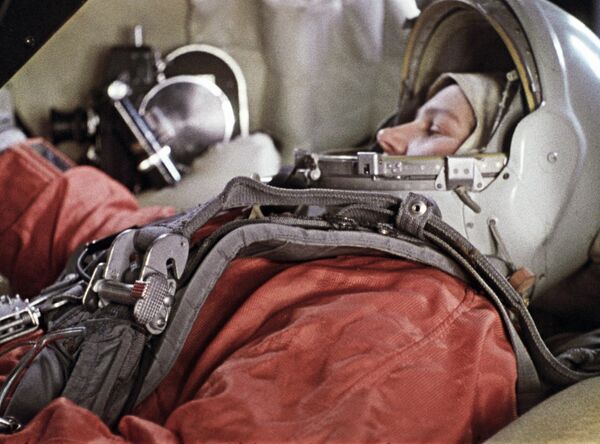 Первая женщина-космонавт Валентина Терешкова в тренажере космического корабля &quot;Восток&quot;.Фото 17 марта 1963 года - Sputnik Армения