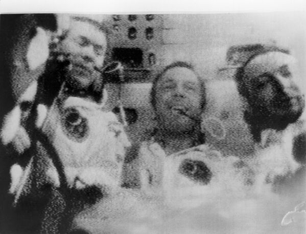 Экипаж корабля &quot;Аполлон-14&quot; во время полета на Луну.Слева направо: пилот командного модуля Стюарт Аллен Руса, командир экипажа Алан Бартлет Шепард и пилот лунного модуля Эдгар Дин Митчелл  - Sputnik Армения