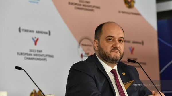 Руководитель аппарата премьер-министра Араик Арутюнян на пресс-конференции в преддверии Чемпионата Европы по тяжелой атлетике 2023 (13 апреля 2023). Еревaн - Sputnik Армения