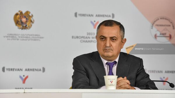 Замминистра ОНКС Карен Гилоян на пресс-конференции в преддверии Чемпионата Европы по тяжелой атлетике 2023 (13 апреля 2023). Еревaн - Sputnik Армения
