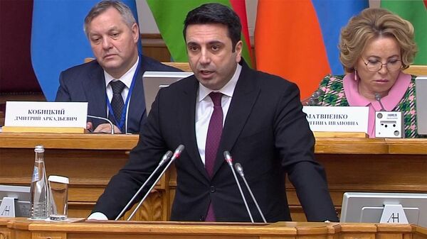 Спикер Национального собрания Армении Ален Симонян выступает на 55 пленарном заседании Межпарламентской Ассамблеи государств – участников СНГ (14 апреля 2023). Санкт-Петербург - Sputnik Армения