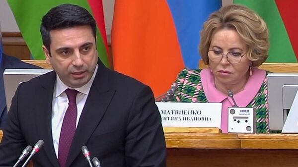 Спикер Национального собрания Армении Ален Симонян выступает на 55 пленарном заседании Межпарламентской Ассамблеи государств – участников СНГ (14 апреля 2023). Санкт-Петербург - Sputnik Армения