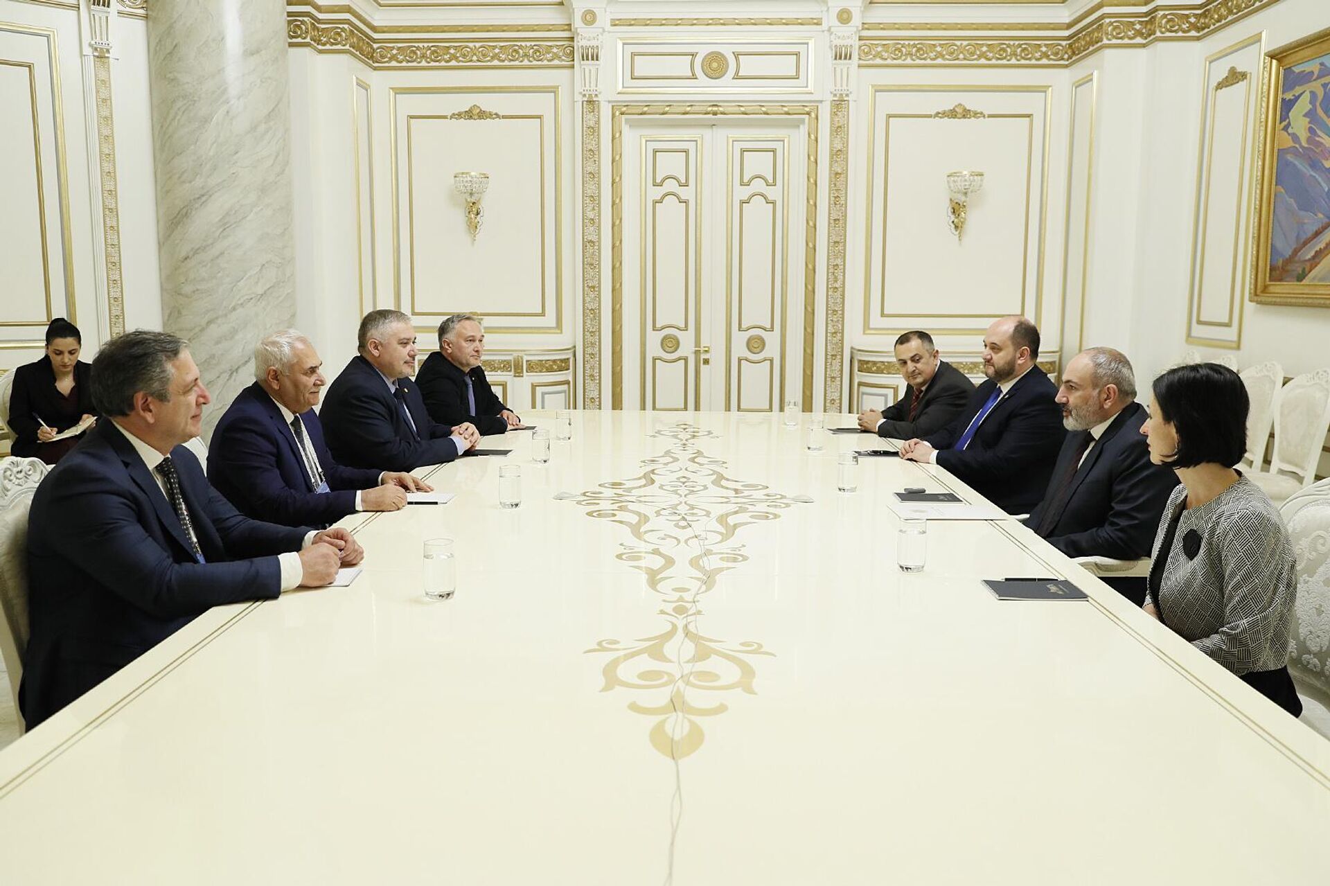 Премьер-министр Никол Пашинян принял президента Международной федерации тяжелой атлетики Мохаммеда Джалуда и президента Европейской федерации тяжелой атлетики Антонио Конфлитти (14 апреля 2023). Еревaн Премьер-министр Никол Пашинян принял президента Международной федерации тяжелой атлетики Мохаммеда Джалуда и президента Европейской федерации тяжелой атлетики Антонио Конфлитти (14 апреля 2023). Еревaн - Sputnik Армения, 1920, 14.04.2023