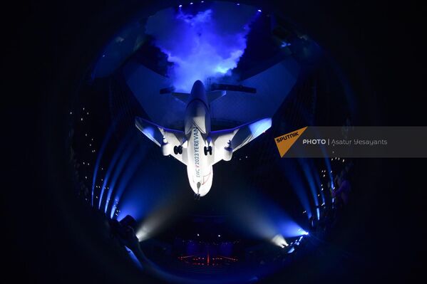 Բացման արարողության ներկայացված խորհրդանշական ինքնաթիռն օդում - Sputnik Արմենիա
