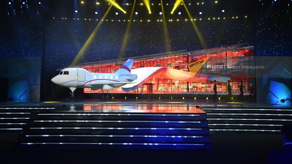 Макет самолета на официальной церемонии открытия Чемпионата Европы по тяжелой атлетике (14 апреля 2023). Еревaн - Sputnik Армения