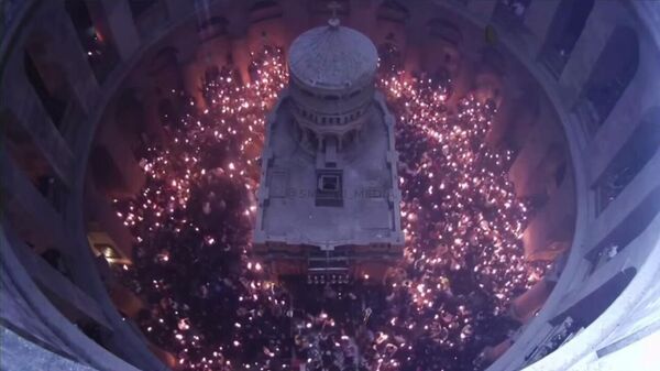 Երուսաղեմում Սրբազան կրակն իջել է Տիրոջ գերեզմանի տաճարում - Sputnik Արմենիա