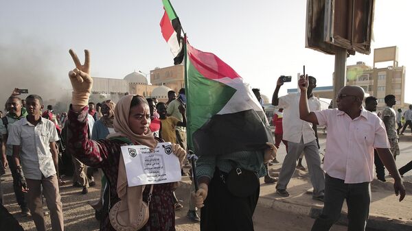 Суданские протестующие во время митинга против военного правления в годовщину предыдущих народных восстаний в Хартуме (6 апреля 2023). Судан - Sputnik Армения