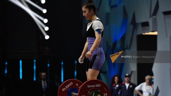 Александра Григорян из сборной Армении в категории до 55 кг среди женщин группы А во время чемпионата Европы по тяжелой атлетике (16 апреля 2023). Еревaн - Sputnik Армения