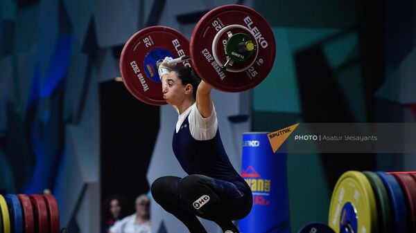 Изабелла Ялян из сборной Армении соревнуется в категории до 55 кг среди женщин группы А во время чемпионата Европы по тяжелой атлетике (16 апреля 2023). Еревaн - Sputnik Армения