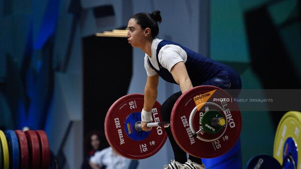 Изабелла Ялян из сборной Армении соревнуется в категории до 55 кг среди женщин группы А во время чемпионата Европы по тяжелой атлетике (16 апреля 2023). Еревaн - Sputnik Армения