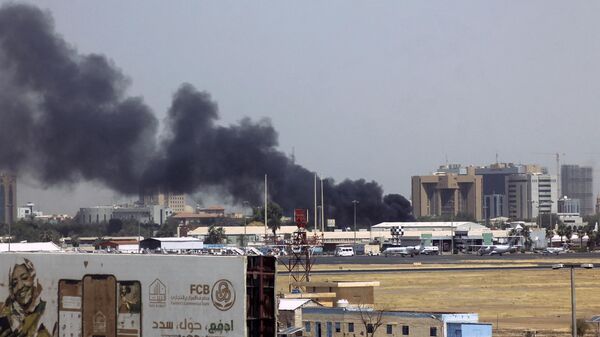 Дым над аэропортом Хартума в Судане  - Sputnik Армения