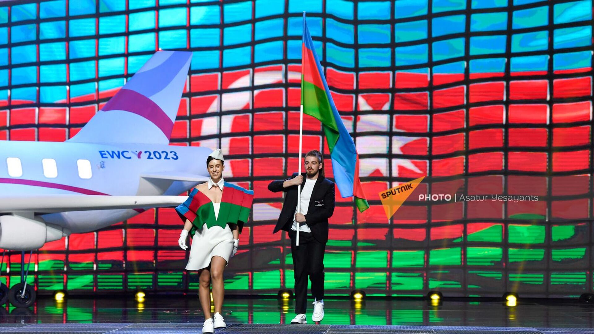 Флаг Азербайджана во время парада флагов на церемонии открытия Чемпионата Европы по тяжелой атлетике (14 апреля 2023). Ереван - Sputnik Армения, 1920, 17.04.2023