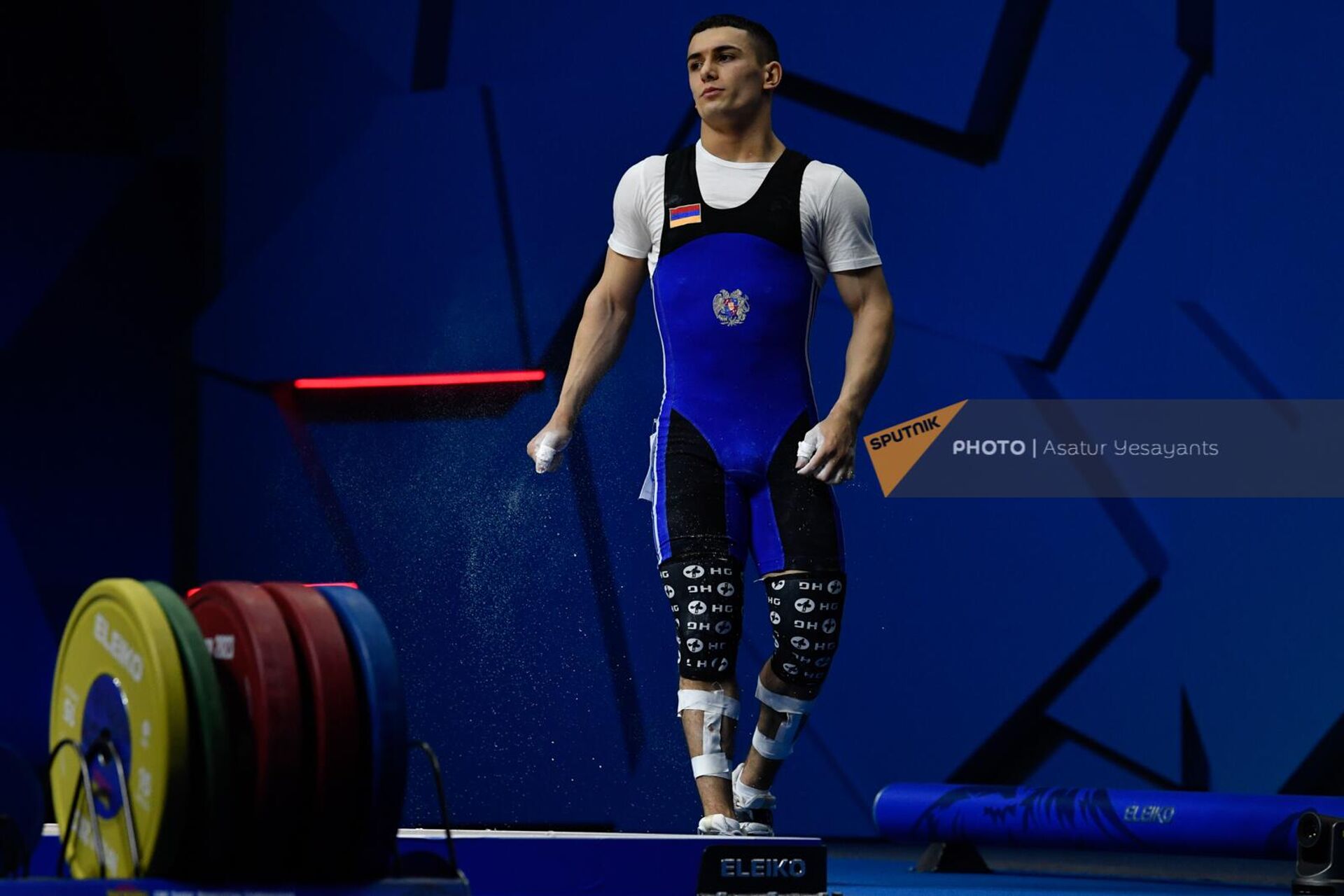 Гор Саакян из сборной Армении во время подхода к штанге в мужской категории 67 кг группы А на чемпионате Европы по тяжелой атлетике (17 апреля 2023). Еревaн - Sputnik Արմենիա, 1920, 17.04.2023