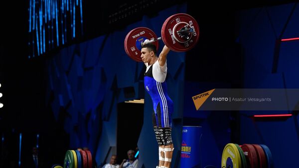 Гор Саакян из сборной Армении во время подхода к штанге в мужской категории 67 кг группы А на чемпионате Европы по тяжелой атлетике (17 апреля 2023). Еревaн - Sputnik Армения