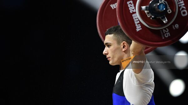 Гор Саакян из сборной Армении во время подхода к штанге в мужской категории 67 кг группы А на чемпионате Европы по тяжелой атлетике (17 апреля 2023). Еревaн - Sputnik Армения