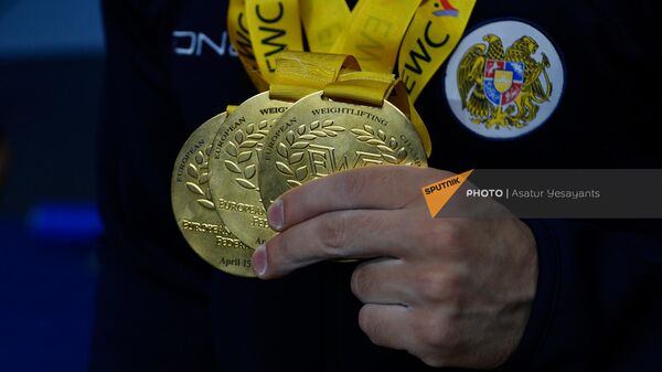 Чемпион Европы по тяжелой атлетике Гор Саакян с золотыми медалями после церемонии награждения победителей (17 апреля 2023). Еревaн - Sputnik Армения