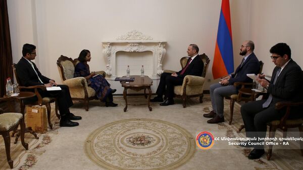 Секретарь совбеза Армен Григорян принял новоназначенного посла Индии Нилакши Саха Синха (18 апреля 2023). Еревaн - Sputnik Армения