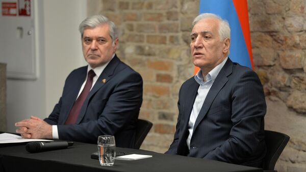 Президент Ваагн Хачатурян, находящийся с официальным визитом в Литовской Республике, встретился с представителями армянской общины Литвы (19 апреля 2023). Вильнюс - Sputnik Армения