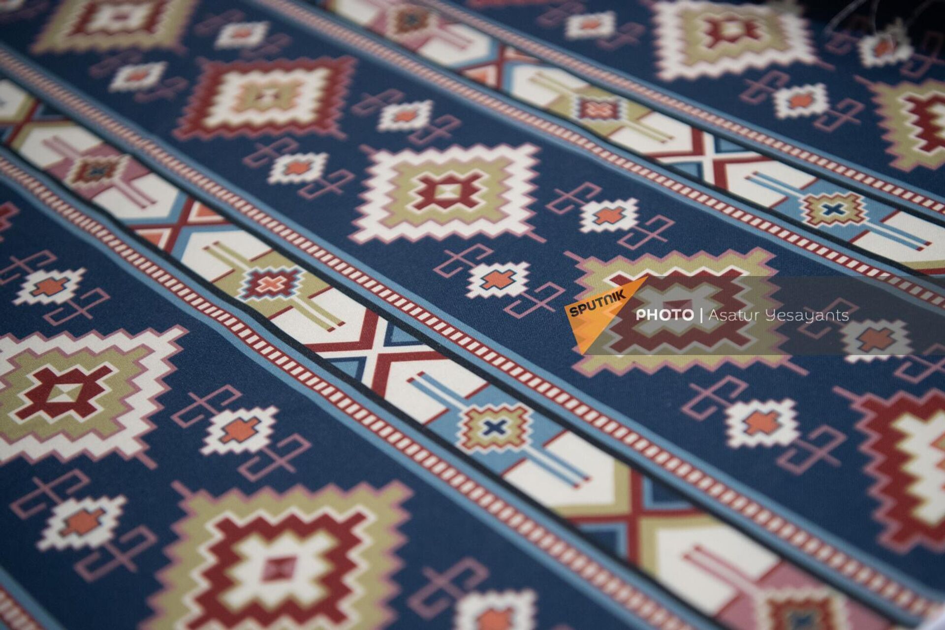 Национальные узоры на текстиле в магазине тканей Уста Писо - Sputnik Արմենիա, 1920, 19.04.2023
