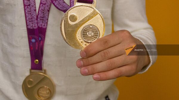 Двукратный чемпион мира по спортивной гимнастике среди юношей Гамлет Манукян в гостях радио Sputnik показываает свои золотые медали - Sputnik Армения