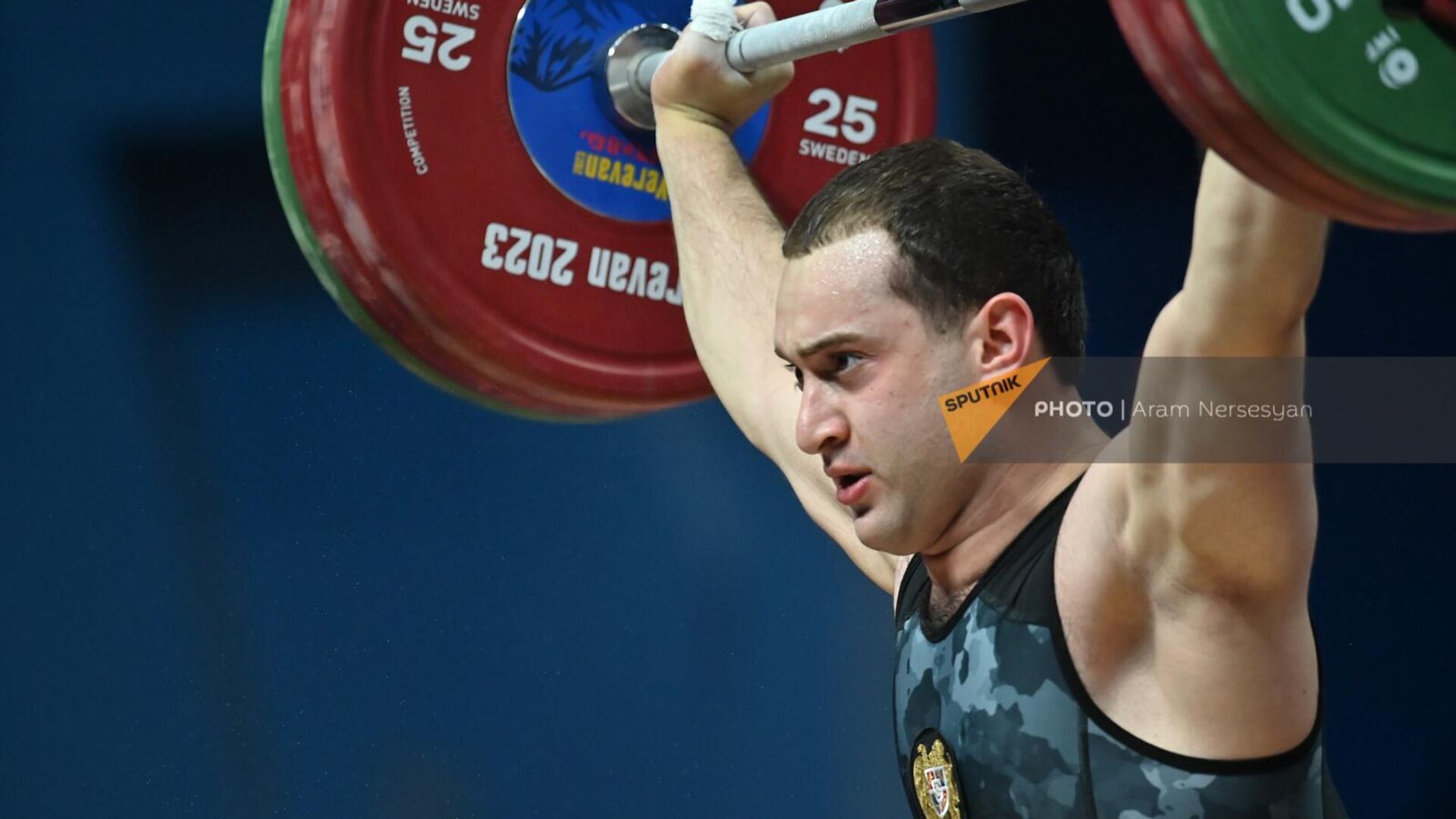 Рафик Арутюнян из сборной Армении соревнуется в мужской категории 81 кг группы А во время чемпионата Европы по тяжелой атлетике (19 апреля 2023). Еревaн - Sputnik Армения, 1920, 31.07.2023