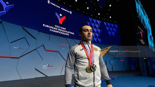 Рафик Арутюнян из сборной Армении завоевал бронзовую медаль в мужской категории 81 кг группы А во время чемпионата Европы по тяжелой атлетике (19 апреля 2023). Еревaн - Sputnik Армения