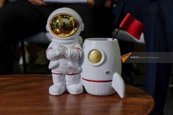 Сувенир в виде китайского астронавта на онлайн-встрече группы школьников Армении с находящимися на борту космического корабля китайскими астронавтами (20 апреля 2023). Еревaн - Sputnik Армения