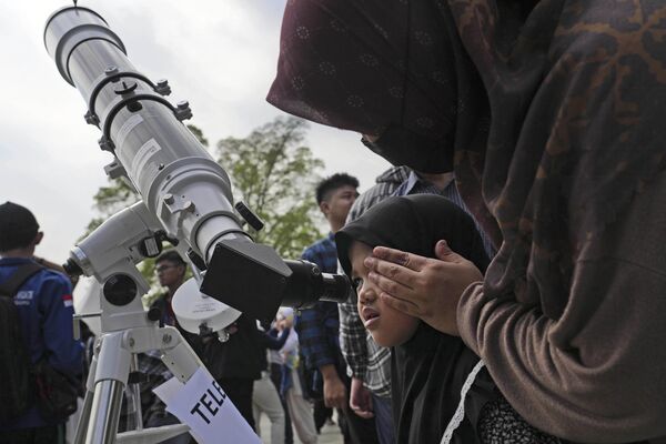 Жители Джакарты наблюдают за затмением через телескоп - Sputnik Армения