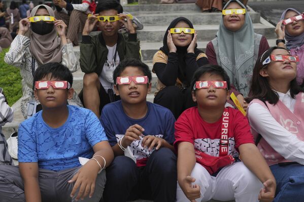 Ինդոնեզացի երիտասարդները պաշտպանիչ ակնոցներով դիտում են Արևի խավարումը - Sputnik Արմենիա