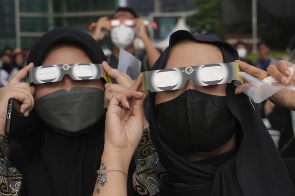 Жители Индонезии наслаждаются редким зрелищем через специальные очки - Sputnik Армения
