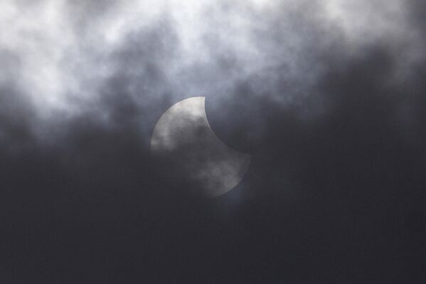 Частичное солнечное затмение видно сквозь облака над Джакартой, Индонезия - Sputnik Армения