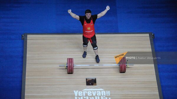 Андраник Карапетян из сборной Армении во время подхода к штанге в мужской категории 89 кг группы А на чемпионате Европы по тяжелой атлетике (20 апреля 2023). Ереван - Sputnik Армения