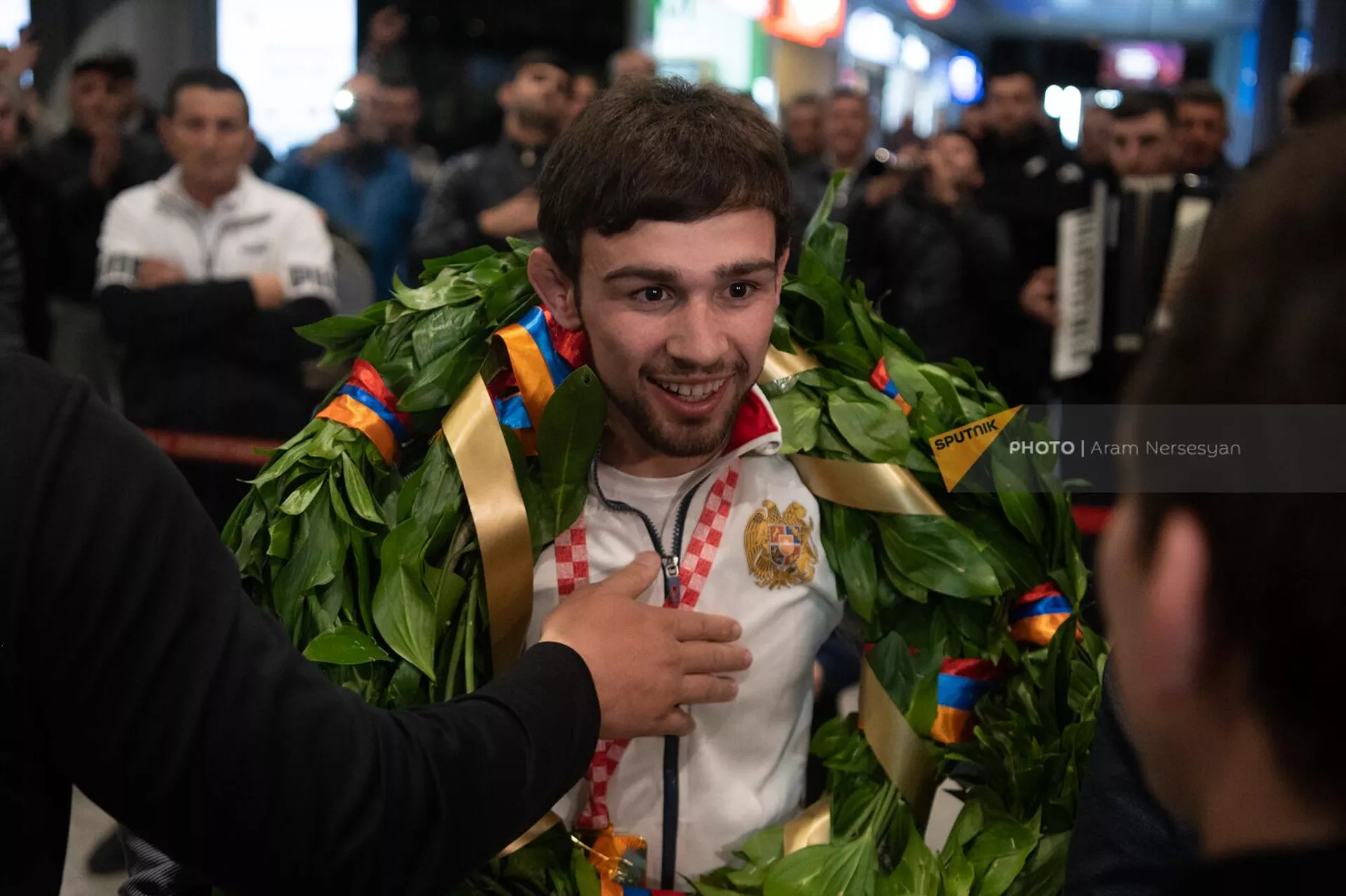 Чемпион Европы по вольной борьбе Арсен Арутюнян в аэропорту Звартноц по возвращении на родину (21 апреля 2023). Еревaн - Sputnik Արմենիա, 1920, 21.04.2023