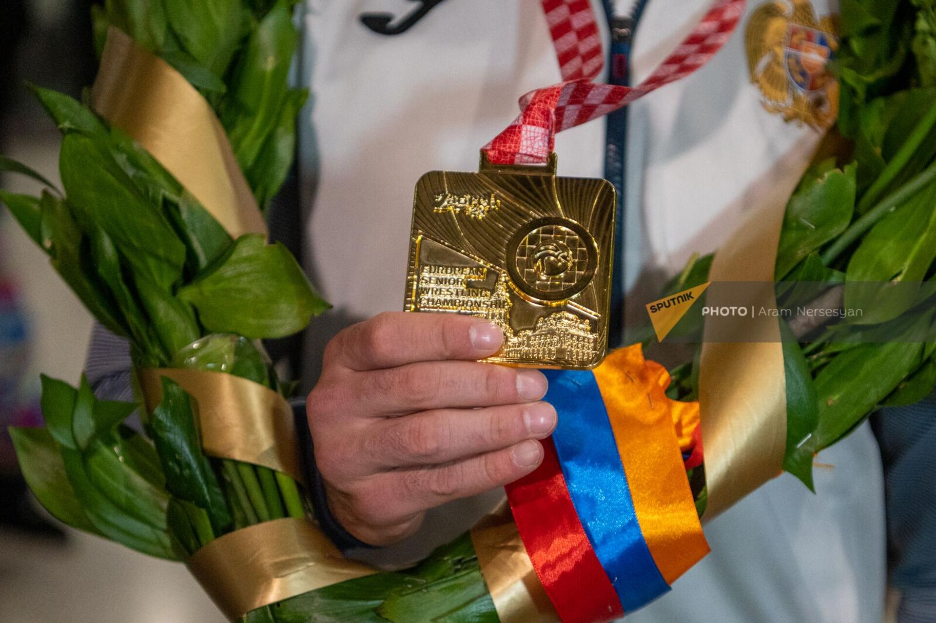 Чемпион Европы Арсен Арутюнян показывает свою золотую медаль в аэропорту Звартноц по возвращении на родину (21 апреля 2023). Еревaн Чемпион Европы Арсен Арутюнян показывает свою золотую медаль в аэропорту Звартноц по возвращении на родину (21 апреля 2023). Еревaн - Sputnik Армения, 1920, 21.04.2023