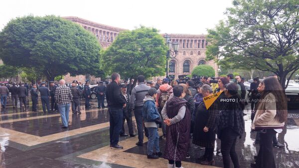 Родители погибших при пожаре военнослужащих на акции протеста на площади Республики (21 апреля 2023). Еревaн - Sputnik Армения