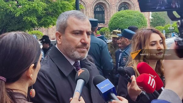 Адвокат Норайр Норикян общается с прессой на акции протеста родителей погибших при пожаре военнослужащих (21 апреля 2023). Еревaн - Sputnik Армения