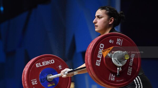 Лиана Гюрджян из сборной Армении соревнуется в женской категории 81 кг группы А во время чемпионата Европы по тяжелой атлетике (21 апреля 2023).Еревaн - Sputnik Армения