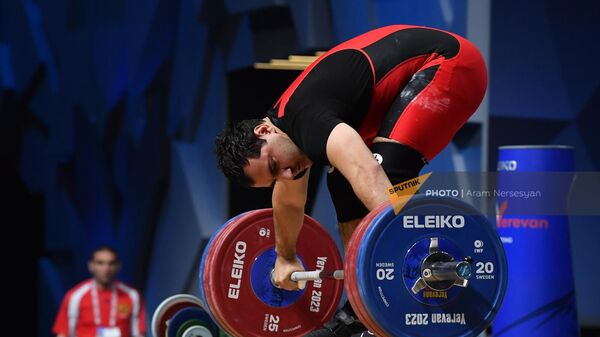 Давид Ованнисян из сборной Армении соревнуется в мужской категории 96 кг группы А во время чемпионата Европы по тяжелой атлетике (21 апреля 2023).Еревaн - Sputnik Армения