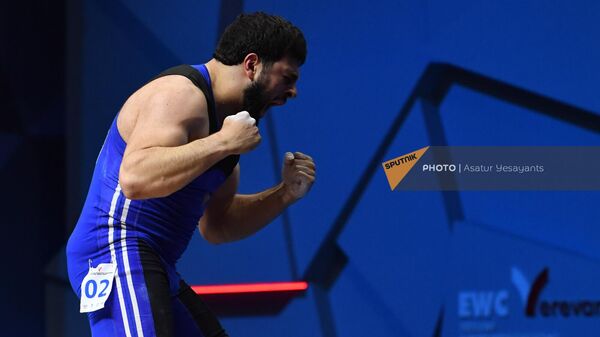 Гарик Карапетян из сборной Армении радуется победе в категории 102 кг среди мужчин группы А во время чемпионата Европы по тяжелой атлетике (22 апреля 2023). Еревaн - Sputnik Армения