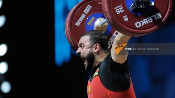 Самвел Гаспарян из сборной Армении соревнуется в весовой категории до 109 кг среди мужчин группы А во время чемпионата Европы по тяжелой атлетике (22 апреля 2023). Еревaн - Sputnik Армения