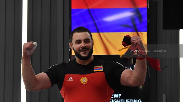 Самвел Гаспарян из сборной Армении радуется победе в весовой категории 109 кг на чемпионате Европы по тяжелой атлетике (22 апреля 2023). Еревaн - Sputnik Армения