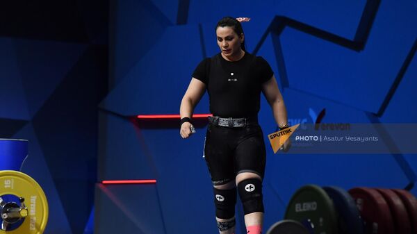 Рипсиме Хуршудян из сборной Армении соревнуется в женской категории 87 кг группы А во время чемпионата Европы по тяжелой атлетике (22 апреля2023). Еревaн - Sputnik Армения