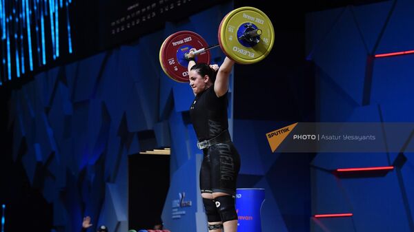 Рипсиме Хуршудян из сборной Армении соревнуется в женской категории 87 кг группы А во время чемпионата Европы по тяжелой атлетике (22 апреля2023). Еревaн - Sputnik Армения