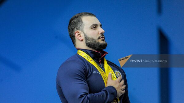 Самвел Гаспарян из сборной Армении на церемонии награждения мужчин в весовой категории 109 кг на чемпионате Европы по тяжелой атлетике (22 апреля 2023). Еревaн - Sputnik Армения