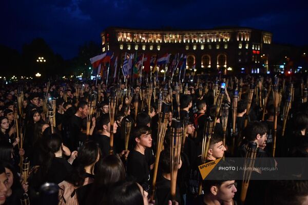 Молодежь с факелами на площади Республики перед началом факельного шествия - Sputnik Армения